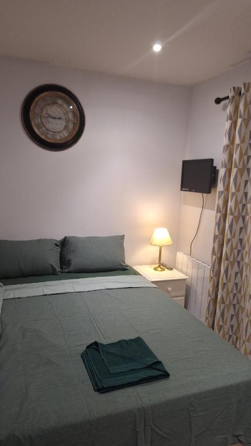 Deluxe Single Room Only For One Adult Northolt  Εξωτερικό φωτογραφία